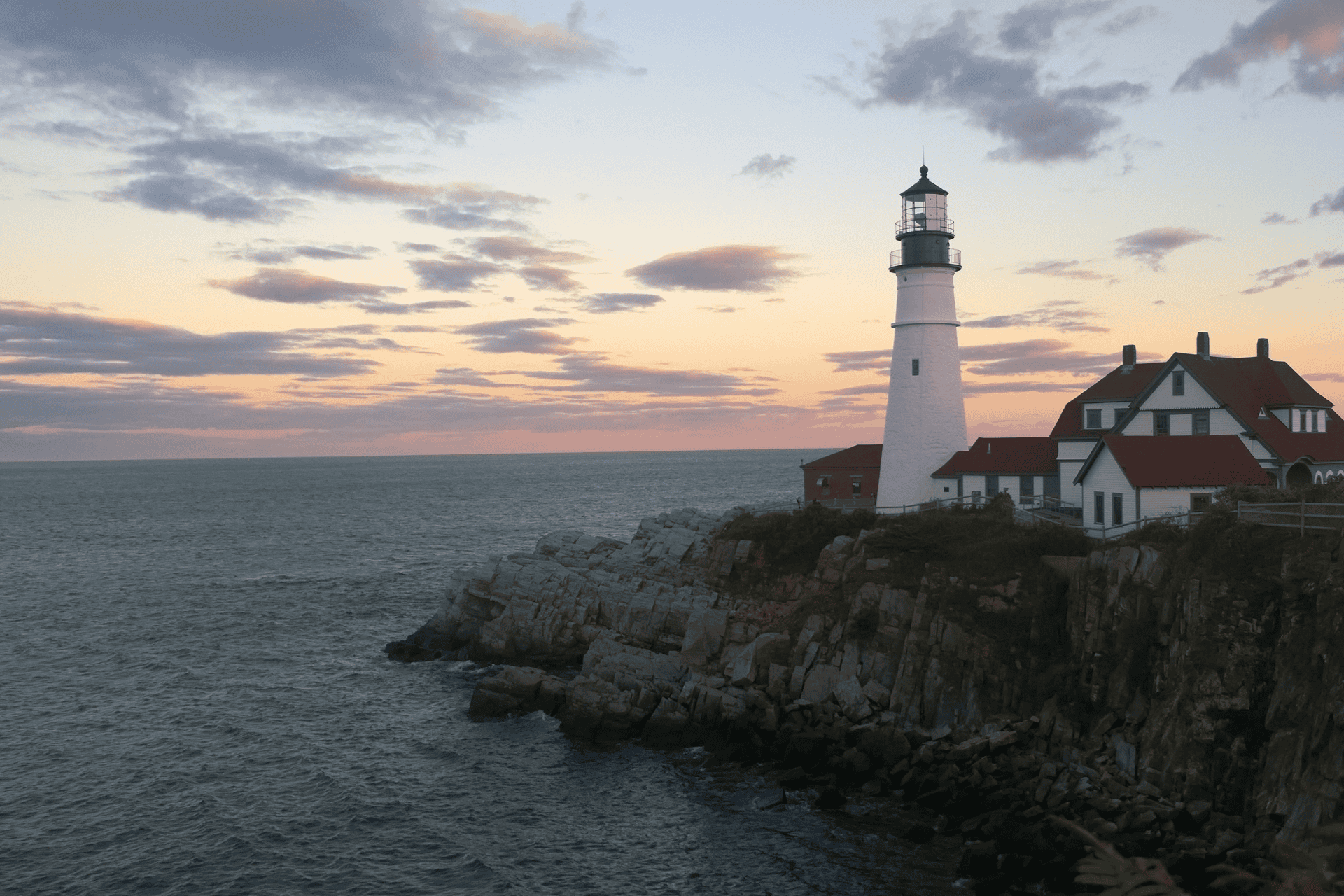 lighthouse-on-harbor-in-maine