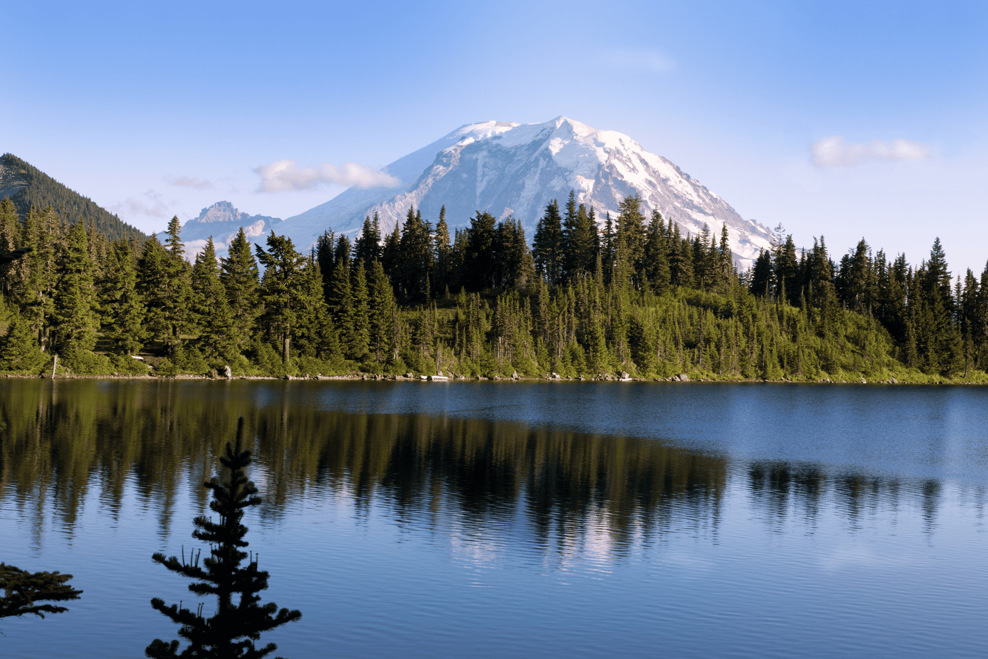 mountain-behind-a-lake-in-washington